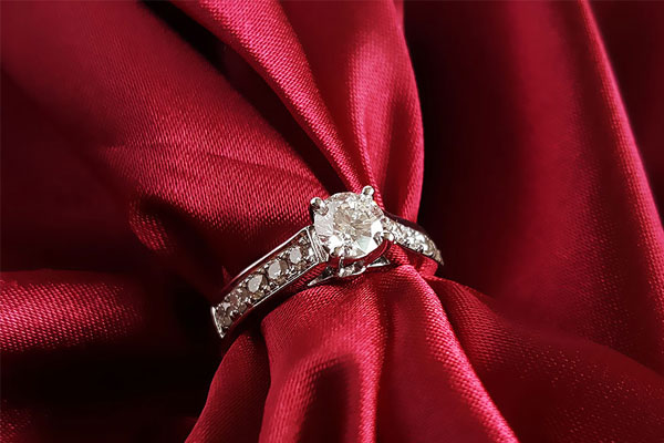 铂金钻石戒指回收一般多少钱 商家回收估价标准是什么