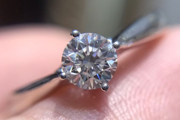 铂金材质戒托的18k钻石戒指能回收多少钱