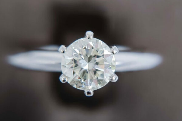回收1克拉钻石戒指价格跟钻石重量有关系吗