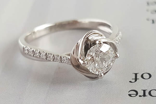 钻石戒指1万八入手的回收还能卖多少钱
