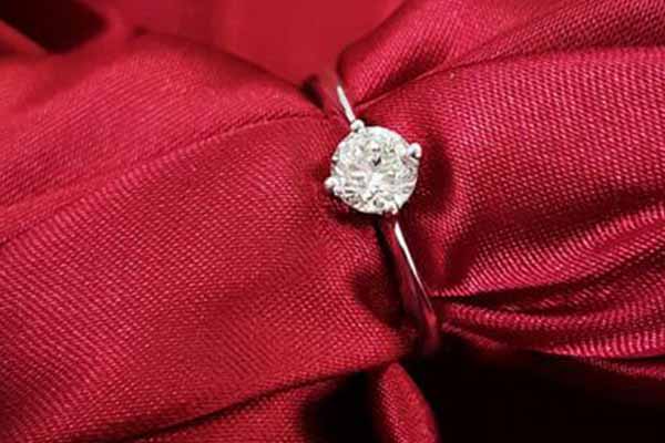 老庙黄金钻石戒指回收行情和款式有关吗