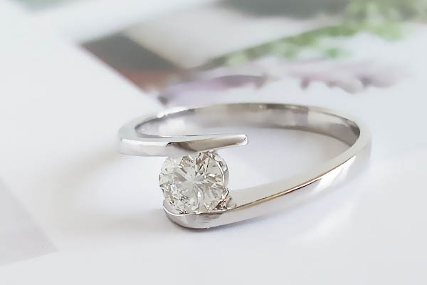 入手价格是8800元的钻石戒指回收多少钱
