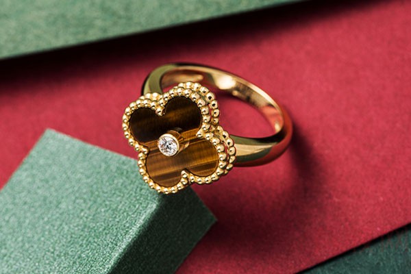 梵克雅宝ALHAMBRA四叶幸运系列单花镶钻戒指外观展示