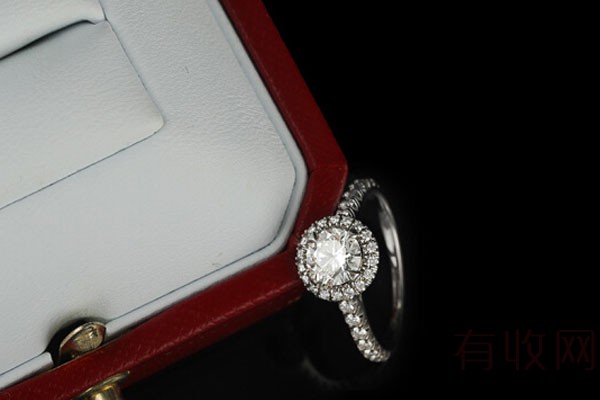 上图为卡地亚环爪镶钻钻石戒指