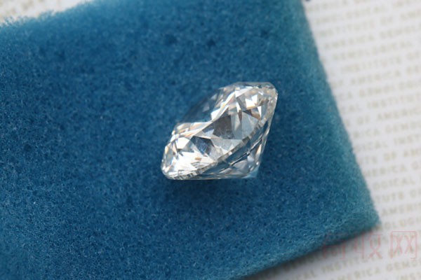 上图为裸钻钻石12.02克拉F色VS23EX