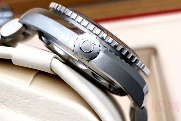欧米茄海马系列腕表表冠实拍图
