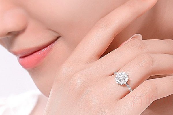  喜钻绽放系列白18K金钻石戒指佩戴展示图
