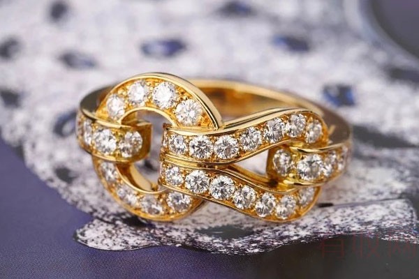 上图为卡地亚AGRAFE系列18K黄金密镶钻石戒指