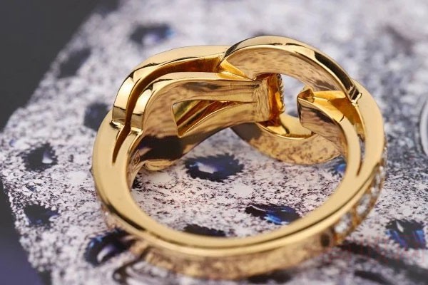 上图为卡地亚AGRAFE系列18K黄金密镶钻石戒指