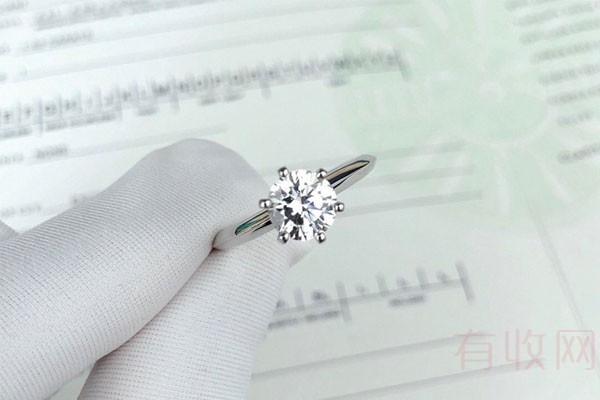 蒂芙尼经典六爪女士钻石戒指正面图