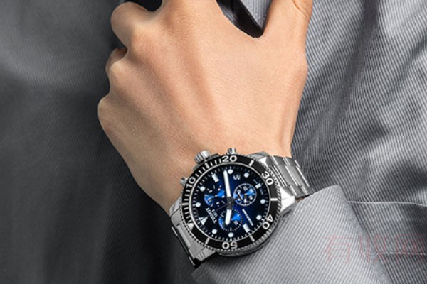 天梭海星系列钢带石英男士手表佩戴图片