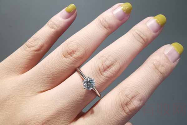  Tiffany蒂芙尼62分女款钻石戒指礼盒佩戴图