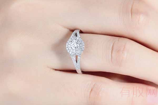  TR珠宝白18K金钻石戒指女佩戴图