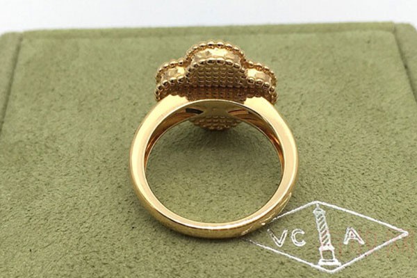 上图为梵克雅宝四叶幸运系列女士黄金缟玛瑙镶钻戒指