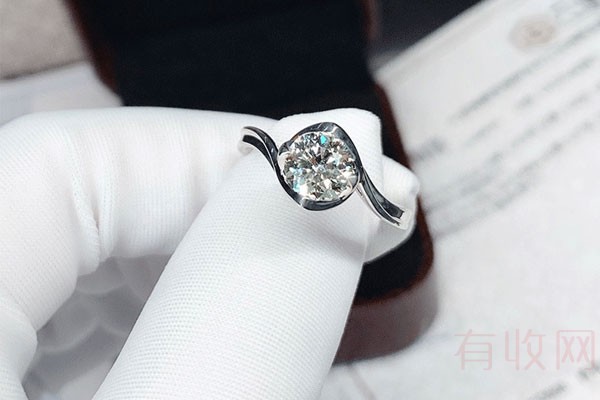 上图为六福珠宝女士钻石戒指1.023ct K-L色 VS净度正面