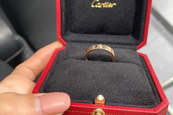 有轻微磨损的卡地亚玫瑰金戒指回收多少钱