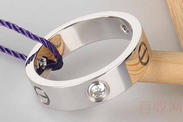 刚买的卡地亚三钻宽版戒指回收几何