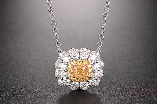 六桂福彩金钻石项链回收价格和品牌有关吗