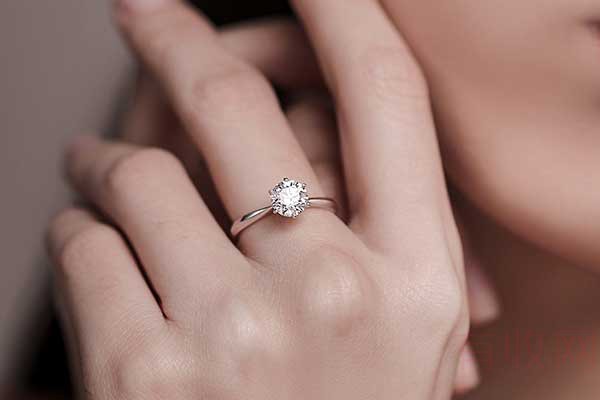 一枚求婚钻石戒指大概要多少钱 主要看钻石